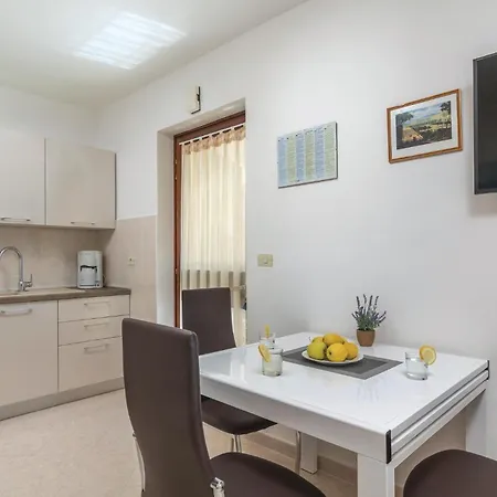 1 Bedroom Cozy In * Rabac